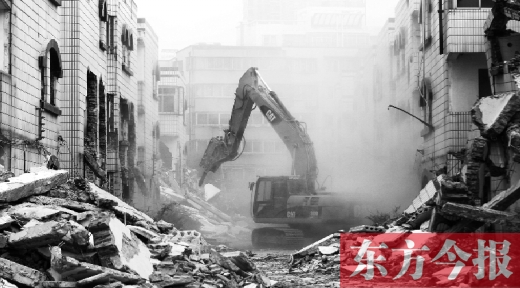 昨日，鄭州市棗莊社區(qū)拆遷現(xiàn)場(chǎng)，揚(yáng)塵漫天，附近居民叫苦不迭