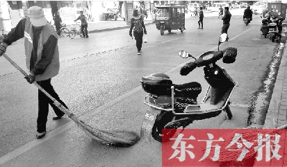 昨日，鄭州市中州大道上，穿梭于車流中上崗的環(huán)衛(wèi)工