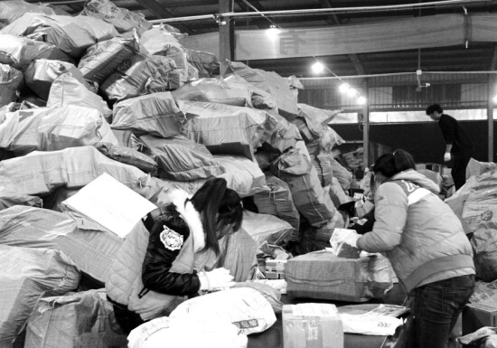 “雙十一”過后快遞業(yè)迎來投遞高峰，鄭州一家快遞公司網(wǎng)點(diǎn)內(nèi)，快遞堆積如山，分揀員24小時(shí)不間斷工作