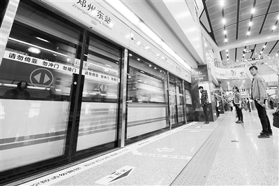 地鐵站內(nèi)電梯、車門處均貼有安全提示標識。