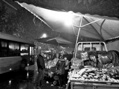 馬路上的公交車與占道經(jīng)營(yíng)的小貨車“擦身而過(guò)”