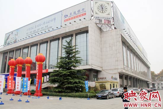 11月28日，記者從鄭州市政府獲悉，河南省人民會堂決定拆除違法存在10多年的巨型樓頂廣告。