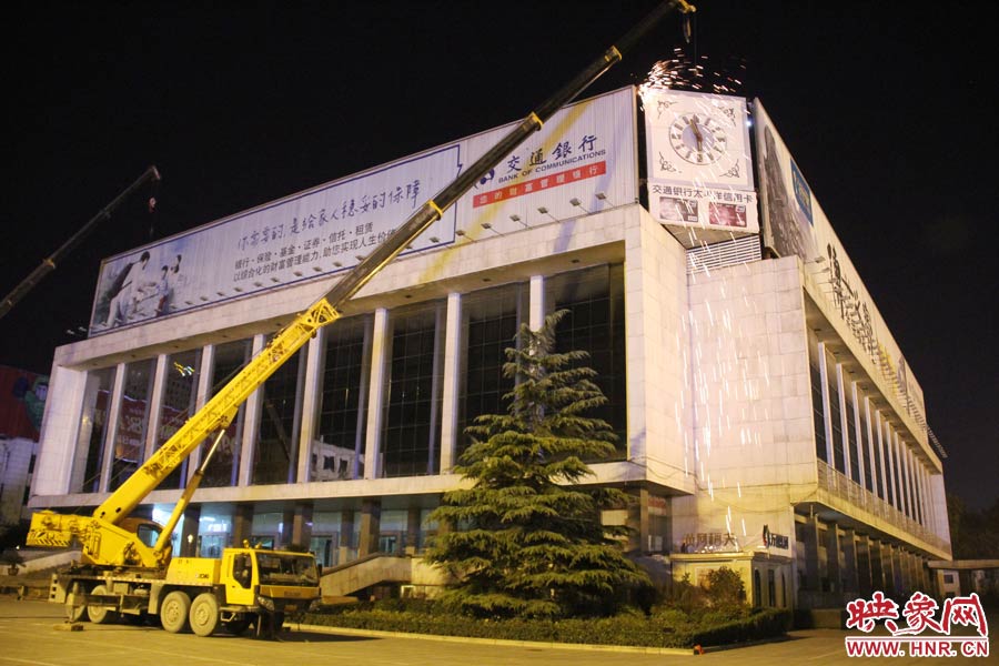 21點50分，切割機開始對中間最小的一塊牌進行切割。頂著“呼呼”的寒風(fēng)，巨大廣告牌上火花四濺。