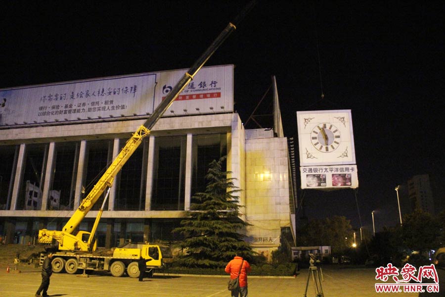 23點左右，位于樓頂東南角的第一塊牌被卸掉。