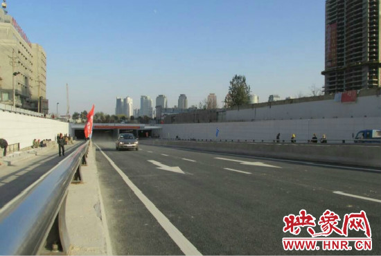 紅專路下穿中州大道隧道工程西起紅專路與姚寨路交叉口，東至紅專路與龍湖外環(huán)路交叉口。