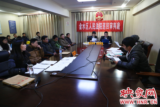 12月2日上午9點(diǎn)，鄭州市金水區(qū)法院將法庭搬到了經(jīng)八路辦事處，并案審理了這6起勞務(wù)糾紛案件。