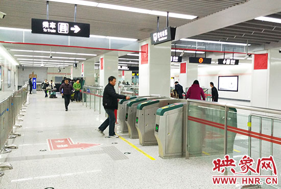 進(jìn)站處也沒(méi)有工作人員。