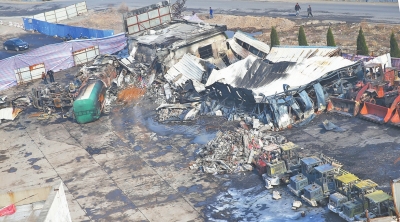 事故汽車站內(nèi),不少車輛被燒得面目全非。