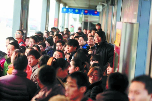 早高峰期，很多上班族在此換乘