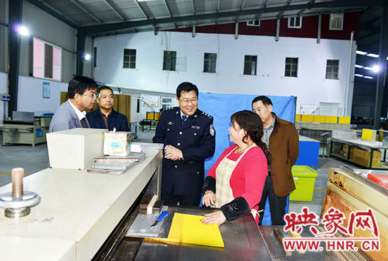 政委陳兆甲深入企業(yè)走訪，了解企業(yè)生產(chǎn)及周邊治安狀況。