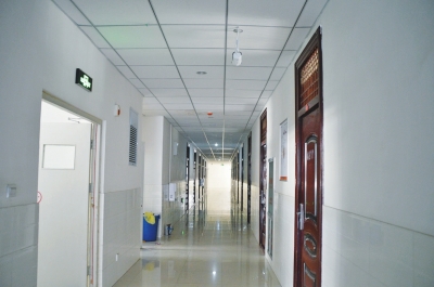 像這樣的攝像頭，宿舍樓里每層安裝了7個(gè)。