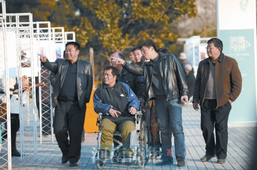 2009年9月15日，老鄰居們陪高新海游綠城廣場(chǎng) 井勇/供圖