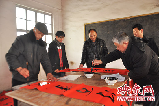 鞏義市魯莊鎮(zhèn)農(nóng)民書法愛好者正在寫春聯(lián)。