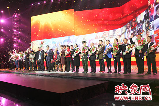 10位獲獎(jiǎng)?wù)吆?個(gè)愛心集體合影。