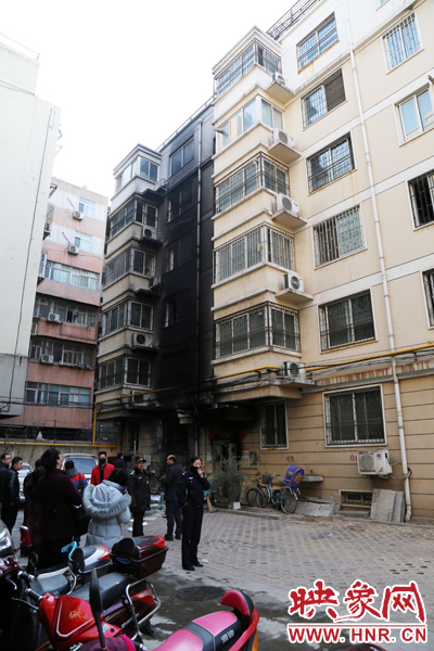 從一樓到六樓的外墻一片漆黑。