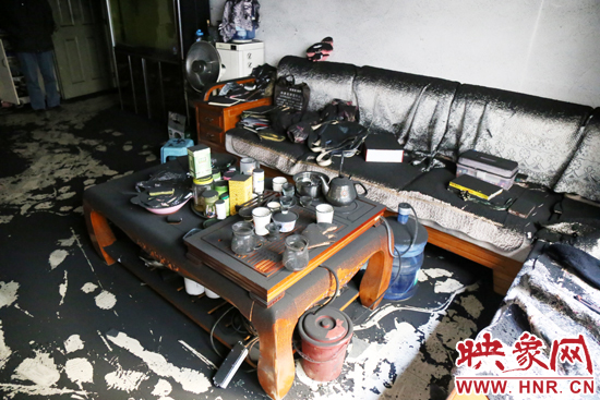 一樓住戶的家中到處都是黑煙灰兒，無法居住。