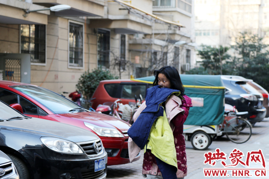 一名女孩的面容被熏黑。