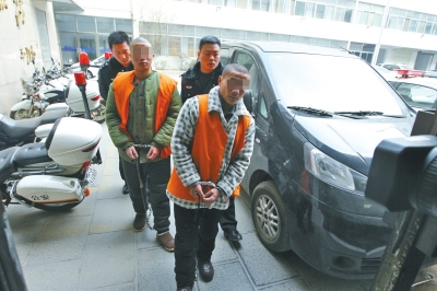 倆刑釋男子，冒充“富二代”，微信搜附近的人，專搶出入娛樂場所女性