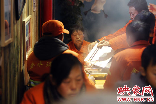 鄭州黃河路衛(wèi)生路附近一家火鍋店，宴請(qǐng)130名環(huán)衛(wèi)工人吃火鍋。