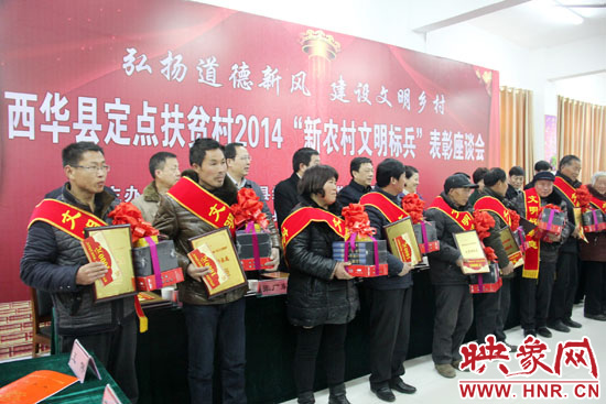 活動(dòng)現(xiàn)場(chǎng)，領(lǐng)導(dǎo)們向獲得“文明好家庭”、“文明好孝賢”、“文明好青年”、“文明好媳婦”、“文明好學(xué)生”