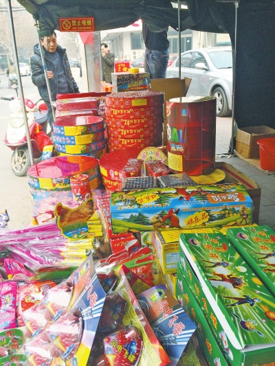 　鞭炮攤兒主售賣的煙花爆竹種類齊全。