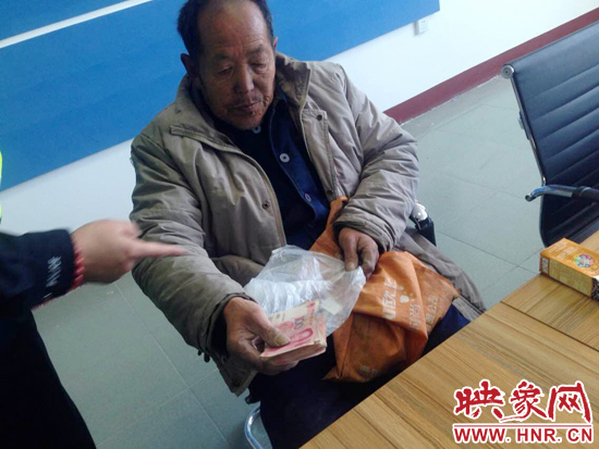 在把老人帶回駐地后，老人竟又從身上掏出幾千元現(xiàn)金要塞給民警。