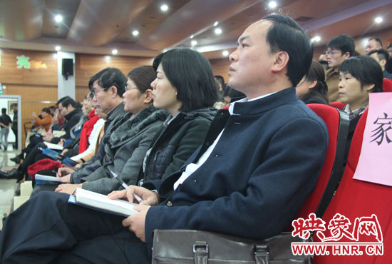 認(rèn)真聽取招生政策的學(xué)生家長(zhǎng)。