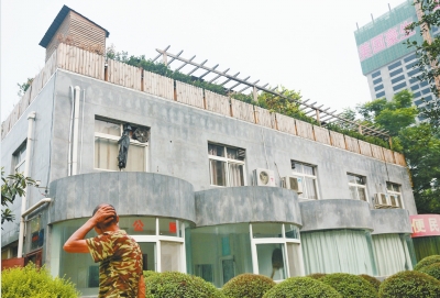 一樓是公廁，綠化后的樓頂開了個露天燒烤攤