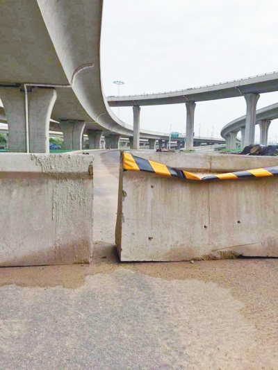  京廣快速路北延地面道路北三環(huán)入口處，一排石墩擋道，不讓入內(nèi)。