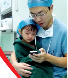 對(duì)于網(wǎng)友的點(diǎn)贊，石醫(yī)生說(shuō)，是孩子太可愛(ài)了，所以照片才得到這么多贊美。圖片來(lái)自網(wǎng)絡(luò)。