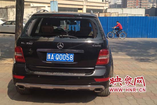 奔馳車夜停路邊被砸，損失萬元以上