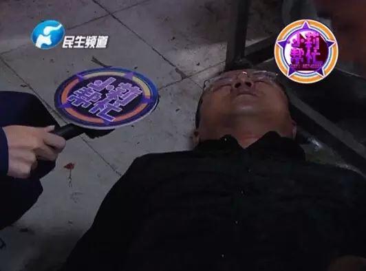 老板竟突然在廚房內(nèi)割腕自殺!發(fā)現(xiàn)意外情況后，小莉趕緊對傷者進行包扎，并撥打了120急救電話。