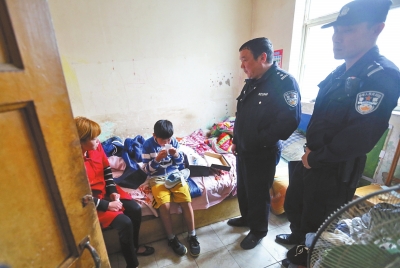 民警將小寶帶到他母親（紅衣女子）的住處，小寶拿出新鞋玩了起來。