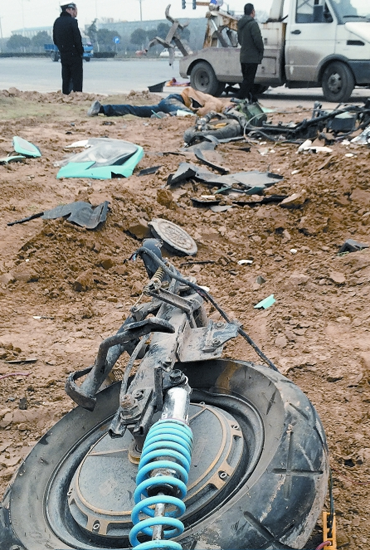 現(xiàn)場散落大量電動車碎片，車輪已完全脫離車體，可見當時車禍的慘烈程度