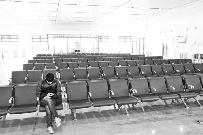 鄭開(kāi)城鐵兩站點(diǎn)關(guān)停 中途上車乘客有時(shí)沒(méi)有工作人員多