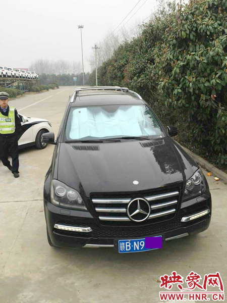 江西男子奔馳車中睡覺一氧化碳中毒，周口高速交警及時發(fā)現(xiàn)。