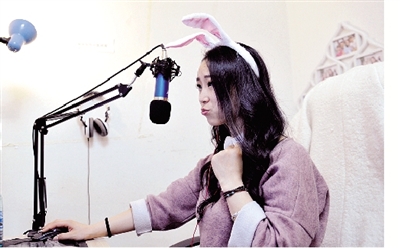 在一次直播中，小米戴上兔子頭飾，向網(wǎng)友賣萌