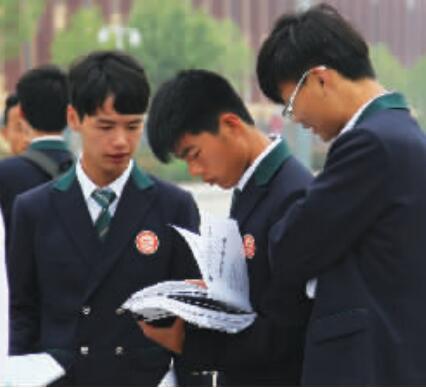 女生短裙男生西裝 鄭州一大學(xué)猛一看像韓劇片場(chǎng)