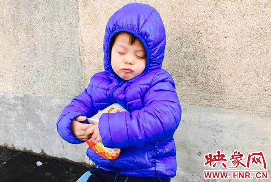 5歲娃冰天雪地睡著。