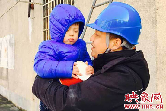 電工抱起孩子時，孩子還在睡。