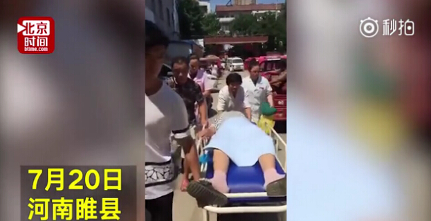 河南一產(chǎn)婦情況緊急 大夫救護(hù)車上跪著接生衣服濕透