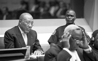 9月26日，荷蘭海牙，利比里亞前總統(tǒng)查爾斯·泰勒在法庭接受審判。