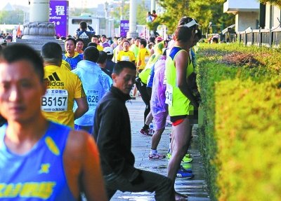 北京馬拉松“尿紅墻” 集體噓噓是傳統(tǒng)？