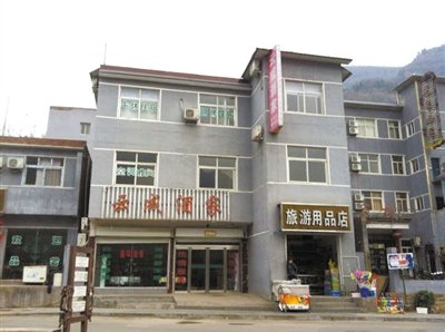 今年，胡萬林涉嫌非法行醫(yī)的地點，就在這座農(nóng)家賓館內(nèi)。