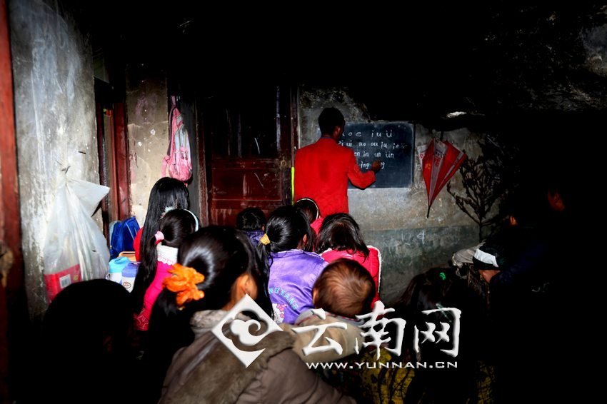 由于受到當(dāng)?shù)厝似缫暎箦伻Φ暮⒆觽儧](méi)有外出求學(xué)的機(jī)會(huì)，只能在這樣的簡(jiǎn)易房里學(xué)習(xí)