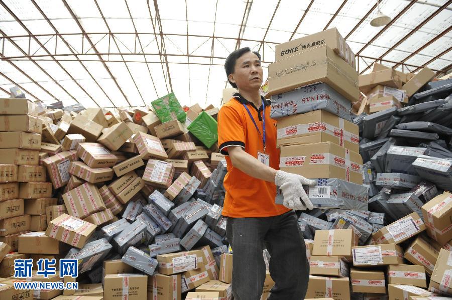 　11月11日，在圓通公司廣州一處分揀站，工作人員加緊處理堆積如山的快件。