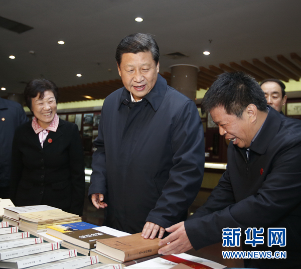 26日上午，習(xí)近平在孔子研究院參觀考察。新華社記者鞠鵬 攝