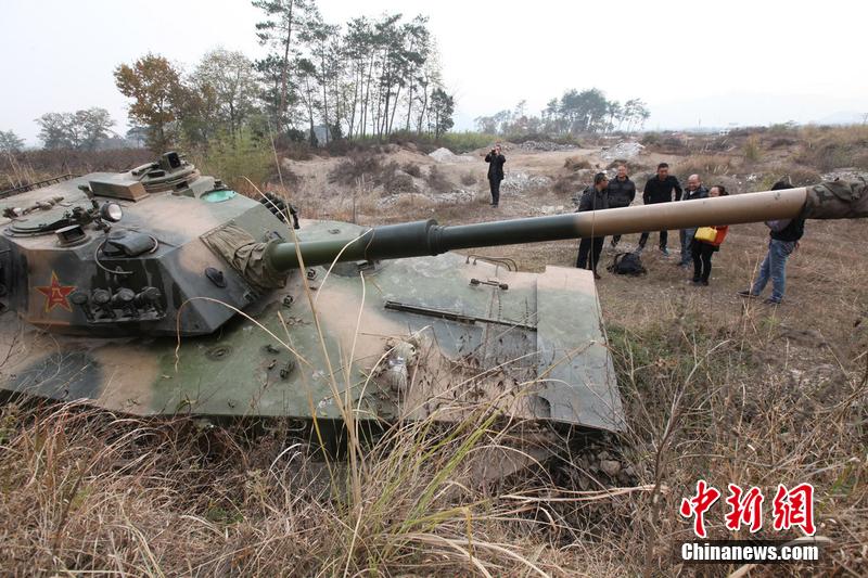 12月4日，浙江臺州，人們在坦克前圍觀。