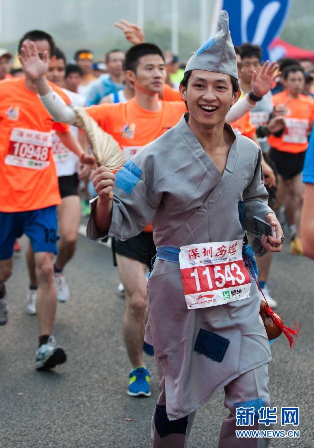 12月8日，一名選手身著“濟(jì)公”服裝參加比賽。