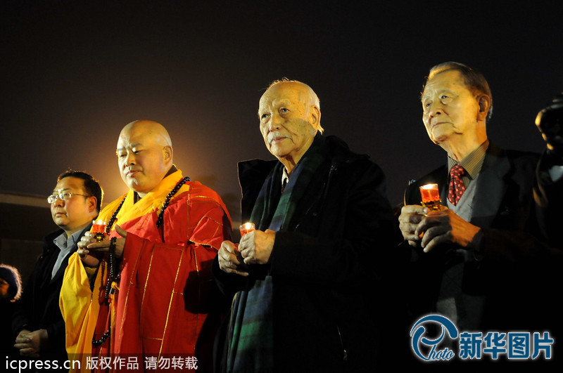 “為南京大屠殺遇難者守靈儀式暨和平燭光祭”活動(dòng)在侵華日軍南京大屠殺遇難同胞紀(jì)念館祭場(chǎng)舉行。